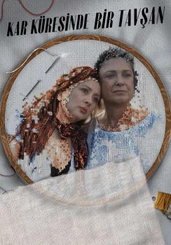 Kar Küresinde Bir Tavşan