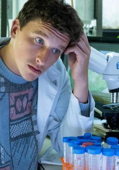 Viele Kühe und ein schwarzes Schaf